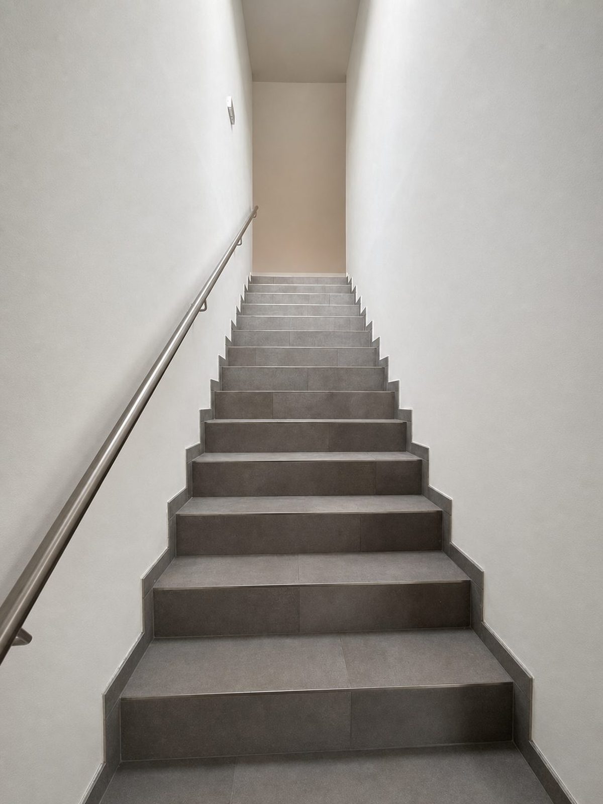 Treppenhaus nachher: neutral aufgehellt, Stufen klar erkennbar.