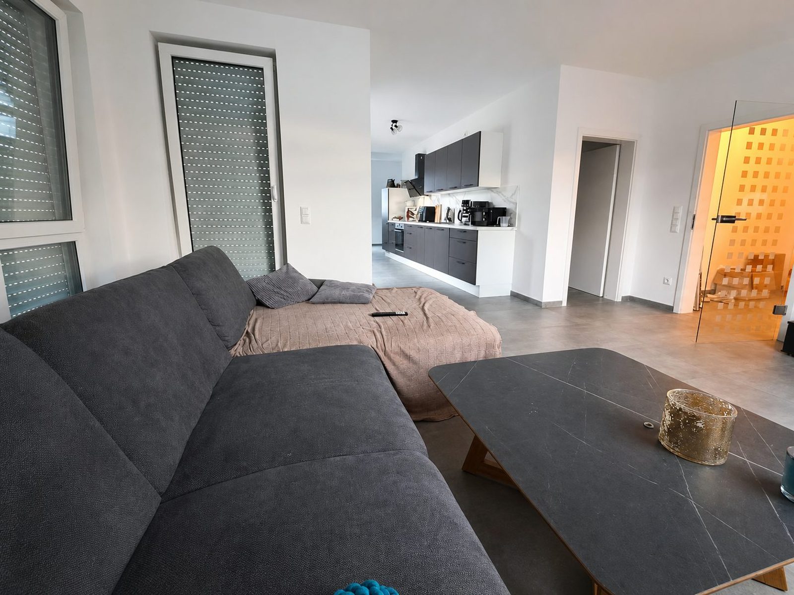 Wohnzimmer nach der Perspektivkorrektur: begradigte Linien, der Raum steht gerade und wirkt größer.