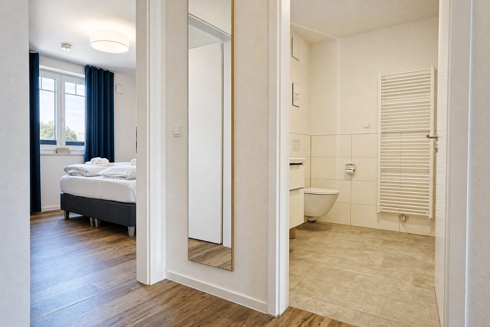 Schlafzimmer mit Blick ins Bad nachher: aufgehellt und ausgewogen.