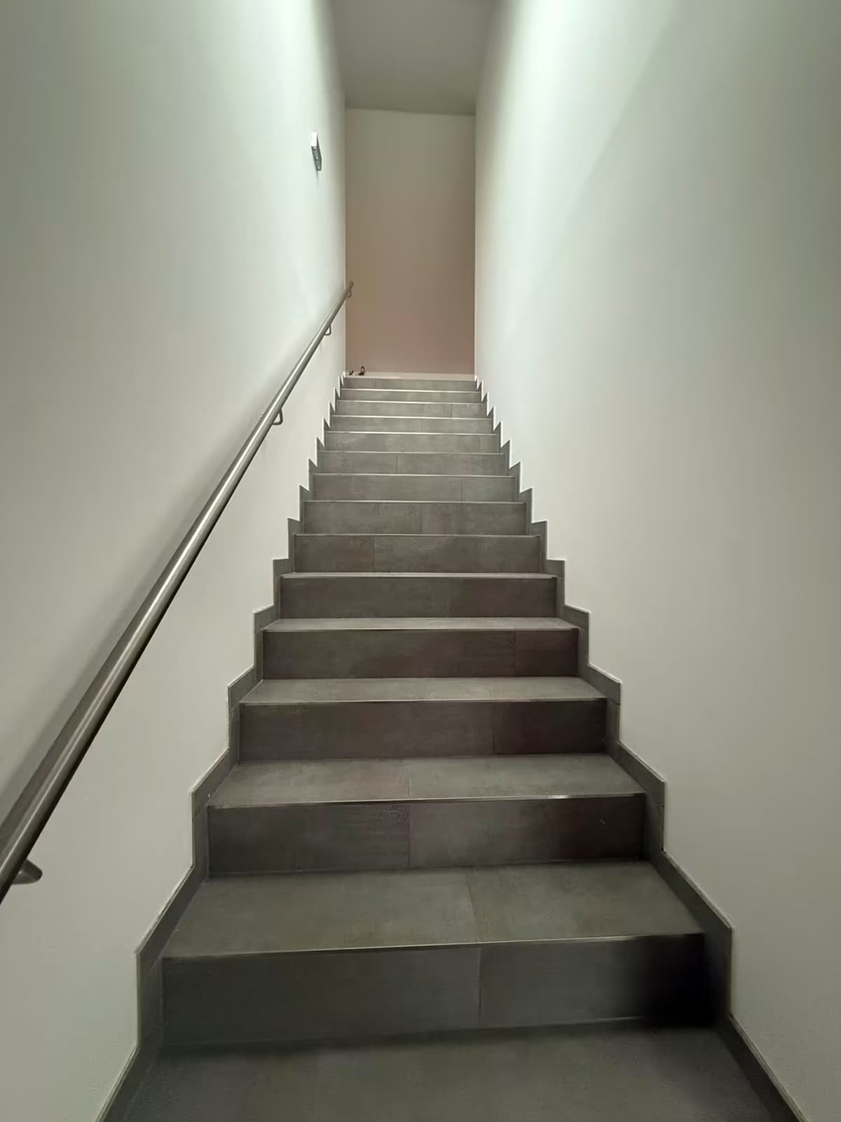 Treppenhaus vorher: warmstichig und dunkel.